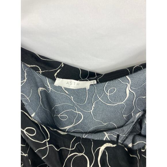 ASTR Off shoulder Black White Patterned Blouse Size Large - Picture 3 of 5